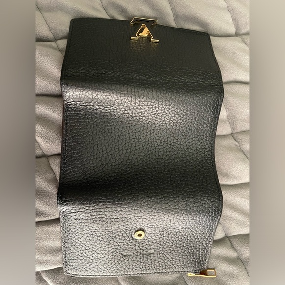 ♥️SOLD♥️ Authentic Louis Vuitton Capuchins Compact Wallet Noir - Picture 9 of 11